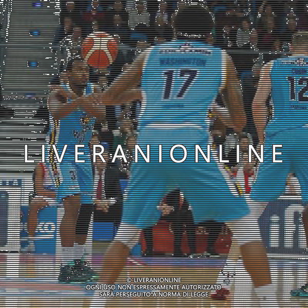 Lega Basket serie A, Consultinvest Pesaro vs Vanoli Cremona, 30/11/2015, nella foto TURNER ELSTON VANOLI CREMONA, PASSA LA PALLA A WASHINGTON DERON, ©CLAUDIO ZAMAGNI/AGENZIA ALDO LIVERANI