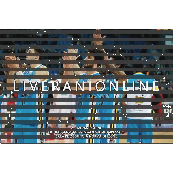 Lega Basket serie A, Consultinvest Pesaro vs Vanoli Cremona, 30/11/2015, nella foto LUCA VITALI, VANOLI CREMONA, FESTEGGIA LA VITTORIA CON I CONPAGNI DI SQUADRA, ©CLAUDIO ZAMAGNI/AGENZIA ALDO LIVERANI