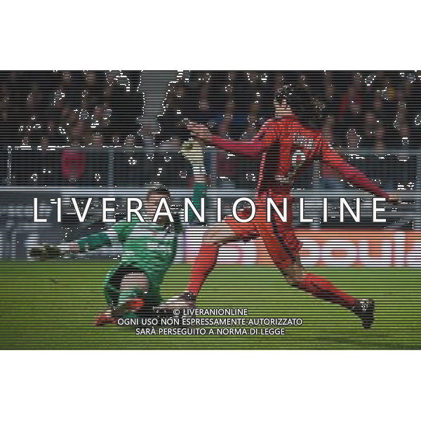 Edinson CAVANI / Ludovic BUTELLE - 01.12.2015 - Angers / PSG - 16eme journee Ligue 1 Photo : Nolwenn Le Gouic / Icon Sport AG ALDO LIVERANI SAS ONLY ITALY