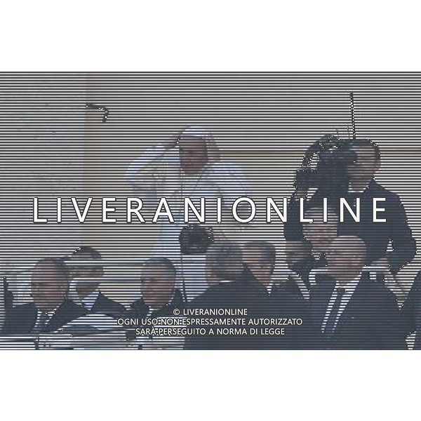 CittÃ  del Vaticano - 02/12/2015 - Piazza San Pietro - Udienza generale del Mercoledi\' - nella foto: papa Francesco entra in piazza /Ph. Corradetti - Ag. Aldo Liverani/ AGENZIA ALDO LIVERANI SAS -