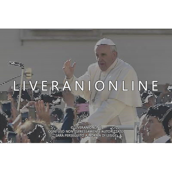 CittÃ  del Vaticano - 02/12/2015 - Piazza San Pietro - Udienza generale del Mercoledi\' - nella foto: papa Francesco saluta i fedeli in piazza /Ph. Corradetti - Ag. Aldo Liverani/ AGENZIA ALDO LIVERANI SAS -