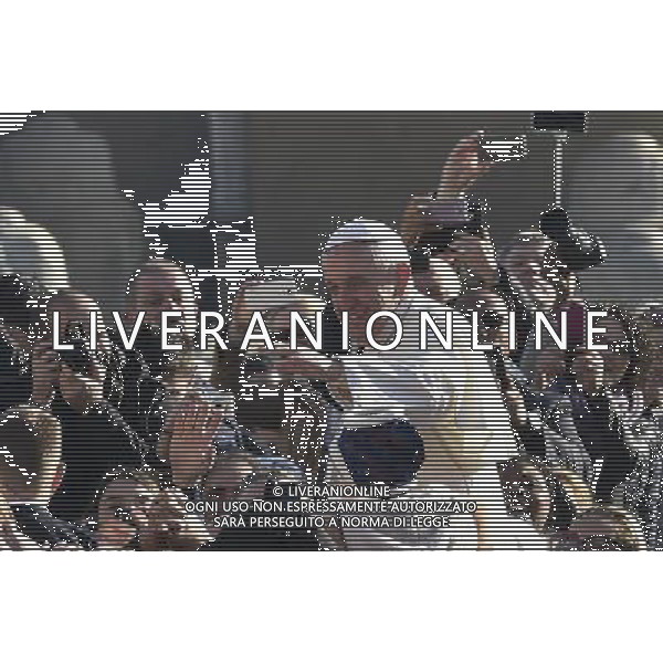 CittÃ  del Vaticano - 02/12/2015 - Piazza San Pietro - Udienza generale del Mercoledi\' - nella foto: papa Francesco saluta i fedeli in piazza /Ph. Corradetti - Ag. Aldo Liverani/ AGENZIA ALDO LIVERANI SAS -