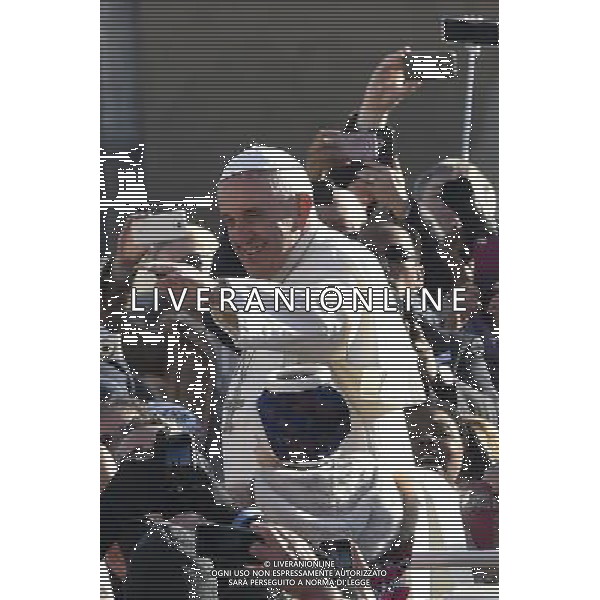 CittÃ  del Vaticano - 02/12/2015 - Piazza San Pietro - Udienza generale del Mercoledi\' - nella foto: papa Francesco saluta i fedeli in piazza /Ph. Corradetti - Ag. Aldo Liverani/ AGENZIA ALDO LIVERANI SAS -