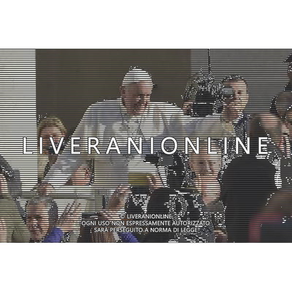 CittÃ  del Vaticano - 02/12/2015 - Piazza San Pietro - Udienza generale del Mercoledi\' - nella foto: papa Francesco saluta i fedeli in piazza /Ph. Corradetti - Ag. Aldo Liverani/ AGENZIA ALDO LIVERANI SAS -