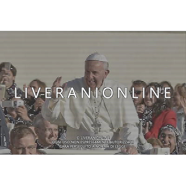 CittÃ  del Vaticano - 02/12/2015 - Piazza San Pietro - Udienza generale del Mercoledi\' - nella foto: papa Francesco saluta i fedeli in piazza /Ph. Corradetti - Ag. Aldo Liverani/ AGENZIA ALDO LIVERANI SAS -