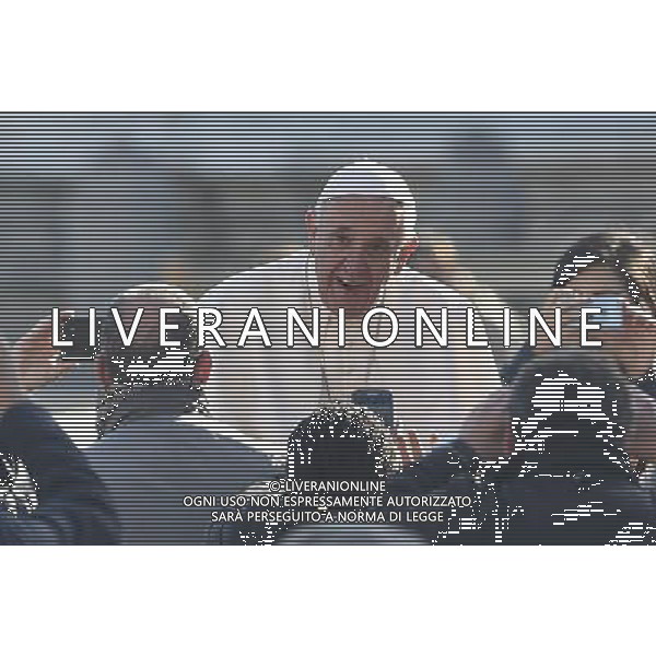 CittÃ  del Vaticano - 02/12/2015 - Piazza San Pietro - Udienza generale del Mercoledi\' - nella foto: papa Francesco saluta i fedeli in piazza /Ph. Corradetti - Ag. Aldo Liverani/ AGENZIA ALDO LIVERANI SAS -