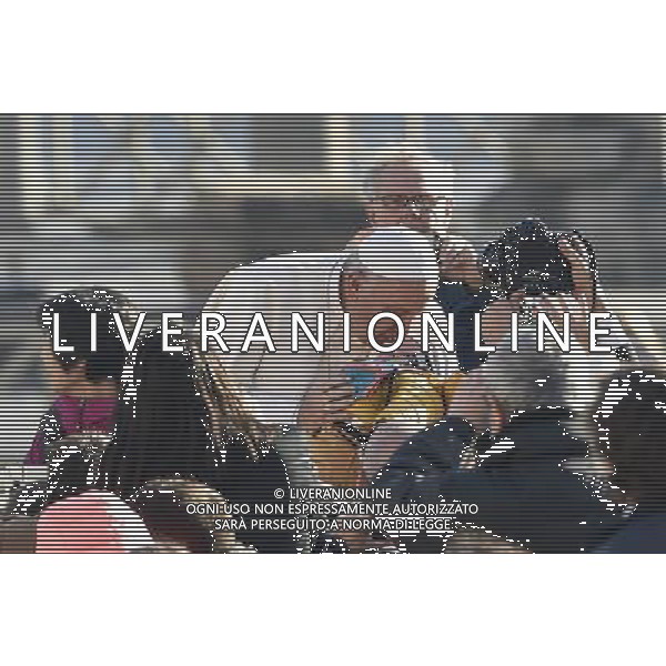 CittÃ  del Vaticano - 02/12/2015 - Piazza San Pietro - Udienza generale del Mercoledi\' - nella foto: papa Francesco bacia un bambino /Ph. Corradetti - Ag. Aldo Liverani/ AGENZIA ALDO LIVERANI SAS -