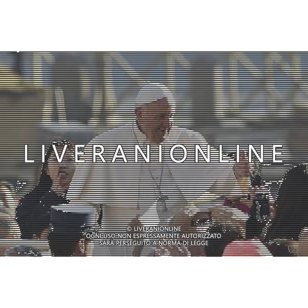 CittÃ  del Vaticano - 02/12/2015 - Piazza San Pietro - Udienza generale del Mercoledi\' - nella foto: papa Francesco saluta i fedeli in piazza /Ph. Corradetti - Ag. Aldo Liverani/ AGENZIA ALDO LIVERANI SAS -