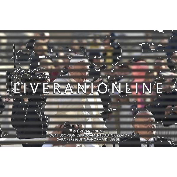 CittÃ  del Vaticano - 02/12/2015 - Piazza San Pietro - Udienza generale del Mercoledi\' - nella foto: papa Francesco saluta i fedeli in piazza /Ph. Corradetti - Ag. Aldo Liverani/ AGENZIA ALDO LIVERANI SAS -