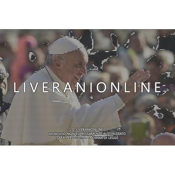 CittÃ  del Vaticano - 02/12/2015 - Piazza San Pietro - Udienza generale del Mercoledi\' - nella foto: papa Francesco saluta i fedeli in piazza /Ph. Corradetti - Ag. Aldo Liverani/ AGENZIA ALDO LIVERANI SAS -