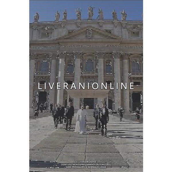 CittÃ  del Vaticano - 02/12/2015 - Piazza San Pietro - Udienza generale del Mercoledi\' - nella foto: papa Francesco scende dal sagrato /Ph. Corradetti - Ag. Aldo Liverani/ AGENZIA ALDO LIVERANI SAS -