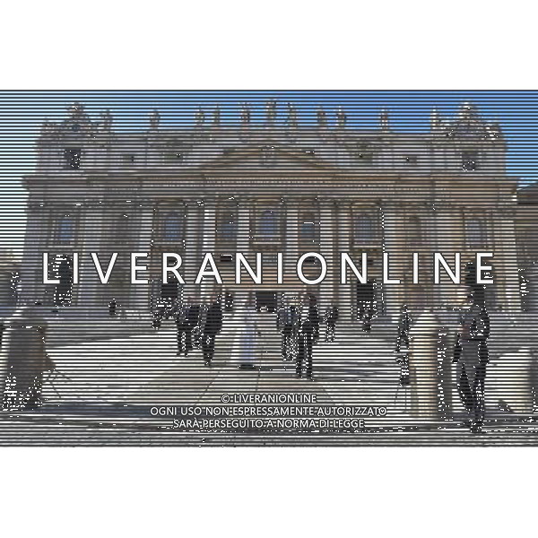 CittÃ  del Vaticano - 02/12/2015 - Piazza San Pietro - Udienza generale del Mercoledi\' - nella foto: papa Francesco scende dal sagrato /Ph. Corradetti - Ag. Aldo Liverani/ AGENZIA ALDO LIVERANI SAS -