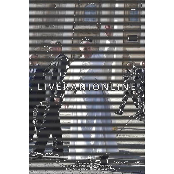 CittÃ  del Vaticano - 02/12/2015 - Piazza San Pietro - Udienza generale del Mercoledi\' - nella foto: papa Francesco saluta i fedeli /Ph. Corradetti - Ag. Aldo Liverani/ AGENZIA ALDO LIVERANI SAS -