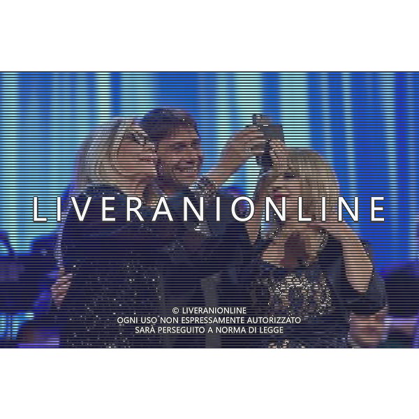 Roma - 03/12/2015 - Studi Mediaset De Paolis - Trasmissione TV \' Maurizio Costanzo Show \' - nella foto: Antonio Conte si fa un selfie con Mara Venier e Tina Cipollari /Ph. Corradetti - Ag. Aldo Liverani