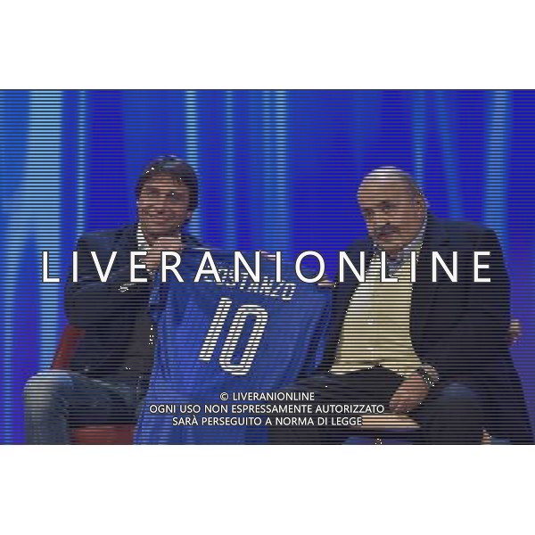 Roma - 03/12/2015 - Studi Mediaset De Paolis - Trasmissione TV \' Maurizio Costanzo Show \' - nella foto: Antonio Conte regala una maglia della Nazionale Italiana a Maurizio Costanzo /Ph. Corradetti - Ag. Aldo Liverani