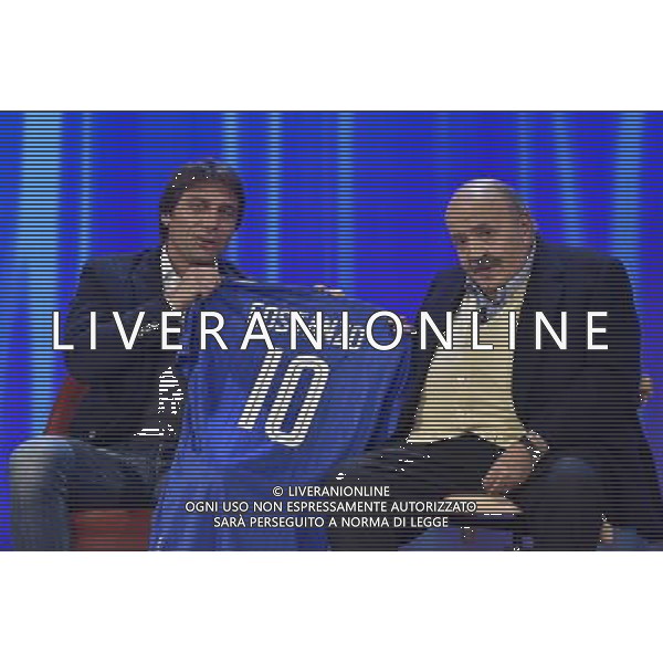 Roma - 03/12/2015 - Studi Mediaset De Paolis - Trasmissione TV \' Maurizio Costanzo Show \' - nella foto: Antonio Conte regala una maglia della Nazionale Italiana a Maurizio Costanzo /Ph. Corradetti - Ag. Aldo Liverani