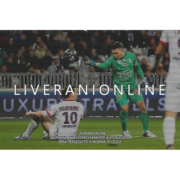 Zlatan IBRAHIMOVIC / Yoan CARDINALE - 04.12.2015 - Nice / PSG - 17eme journee de Ligue 1 Photo : Jean Christophe Magnenet / Icon Sport AG ALDO LIVERANI SAS ONLY ITALY