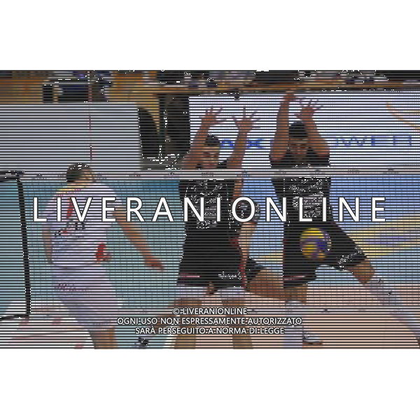 Campionato SuperLega UnipolSai - 9¡ giornata Castellanza (VA) 5-12-2015 PalaBorsani Revivre Milano vs Diatec Trentino nella foto il muro di Giannelli e Sole\' foto Roberto Garavaglia - ag. Aldo Liverani sas