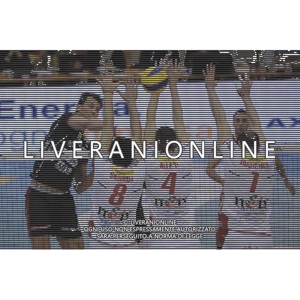 Campionato SuperLega UnipolSai - 9¡ giornata Castellanza (VA) 5-12-2015 PalaBorsani Revivre Milano vs Diatec Trentino nella foto Djuric supera il muro di Milano foto Roberto Garavaglia - ag. Aldo Liverani sas