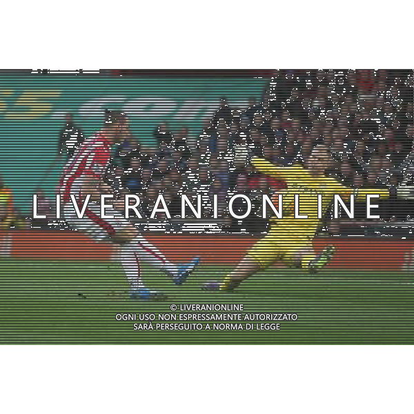 Stoke City\'s Marko Arnautovic fails to beat Manchester City\'s Joe Hart Photographer Mick Walker/CameraSport Football - Barclays Premiership - Stoke City v Manchester City - Saturday 5th December 2015 - Britannia Stadium - Stoke © CameraSport - 43 Linden Ave. Countesthorpe. Leicester. England. LE8 5PG - Tel: +44 (0) 116 277 4147 - admin@camerasport.com - www.camerasport.com AG ALDO LIVERANI SAS ONLY ITALY
