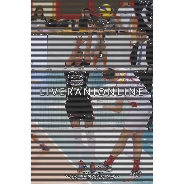Campionato SuperLega UnipolSai - 9¡ giornata Castellanza (VA) 5-12-2015 PalaBorsani Revivre Milano vs Diatec Trentino nella foto Oleg Antonov (Trentino) foto Roberto Garavaglia - ag. Aldo Liverani sas