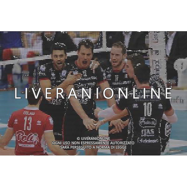 Campionato SuperLega UnipolSai - 9¡ giornata Castellanza (VA) 5-12-2015 PalaBorsani Revivre Milano vs Diatec Trentino nella foto esultanza Trentino foto Roberto Garavaglia - ag. Aldo Liverani sas