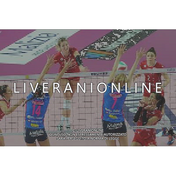 Campionato Serie A1 Master Group Sport - 10¡ giornata Novara 6-12-2015 Pala Igor Gorgonzola Igor Gorgonzola Novara vs Unendo Yamamay Busto Arsizio nella foto un attacco di Lowe foto Roberto Garavaglia - ag. Aldo Liverani sas