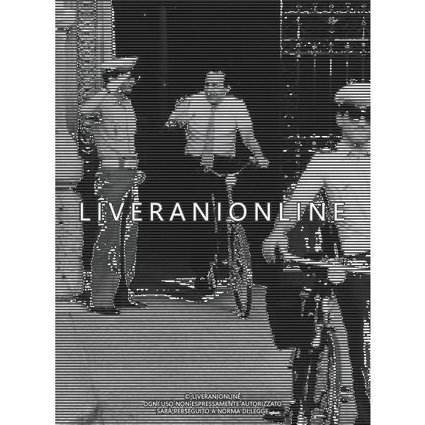 Paolo Pillitteri politico e giornalista italiano - Retrospettiva (Sindaco di Milano dal 1987 al 1992) nella foto mentre esce in bicicletta da Palazzo Marino ©Archivio/AGENZIA ALDO LIVERANI SAS