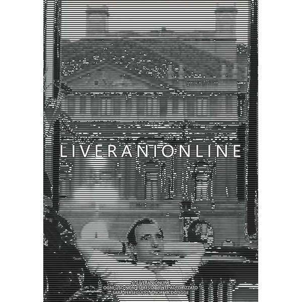 Paolo Pillitteri politico e giornalista italiano - Retrospettiva (Sindaco di Milano dal 1987 al 1992) nella foto nel suo ufficio a Palazzo Marino con vista su Piazza e Teatro alla Scala nel 1988 ©Archivio/AGENZIA ALDO LIVERANI SAS