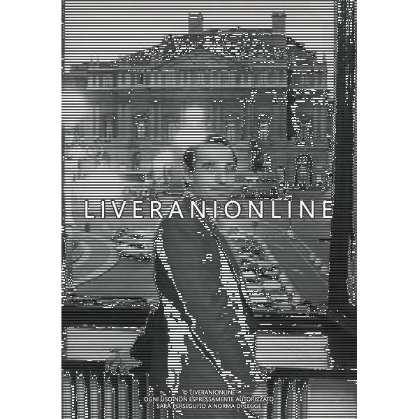 Paolo Pillitteri politico e giornalista italiano - Retrospettiva (Sindaco di Milano dal 1987 al 1992) nella foto nel suo ufficio a Palazzo Marino con vista su Piazza e Teatro alla Scala nel 1988 ©Archivio/AGENZIA ALDO LIVERANI SAS