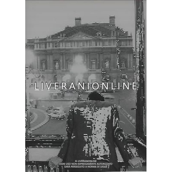 Paolo Pillitteri politico e giornalista italiano - Retrospettiva (Sindaco di Milano dal 1987 al 1992) nella foto nel suo ufficio a Palazzo Marino con vista su Piazza e Teatro alla Scala nel 1988 ©Archivio/AGENZIA ALDO LIVERANI SAS