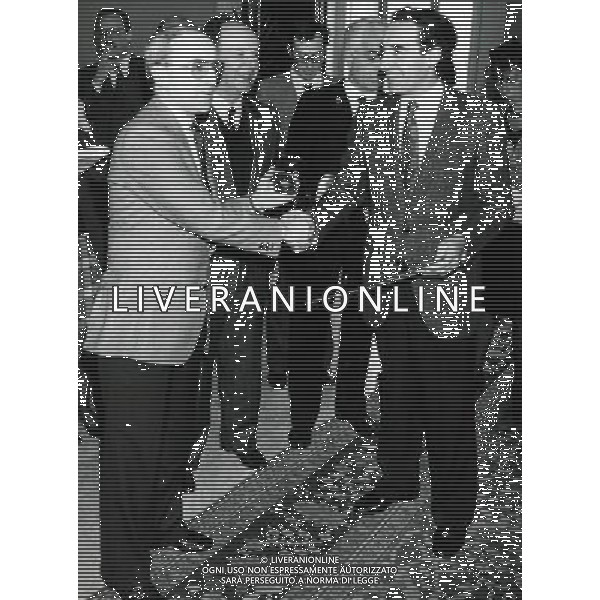Paolo Pillitteri politico e giornalista italiano - Retrospettiva (Sindaco di Milano dal 1987 al 1992) nella foto con alcuni giocatori della squadra di Basket Tracer nel 1987 con Dan Peterson ©Archivio/AGENZIA ALDO LIVERANI SAS