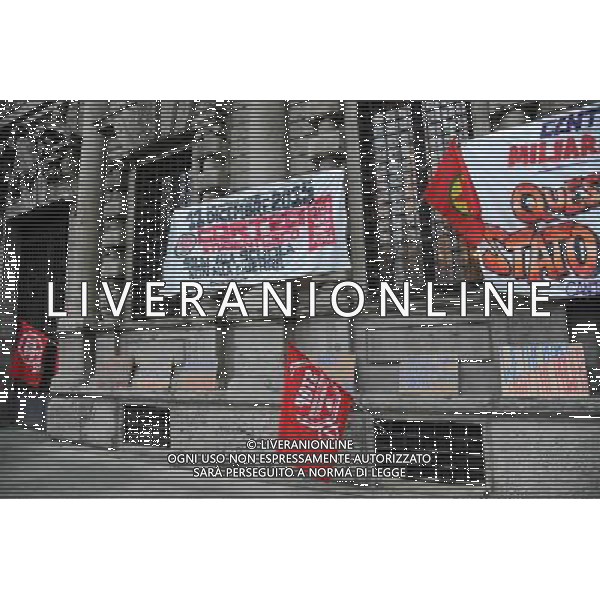 Prima della Scala di Milano Stagione 2015/2016 Milano - 07.12.2015 Nella Foto: striscioni dei manifestanti fuori la scala /Ph.Vitez-Ag. Aldo Liverani
