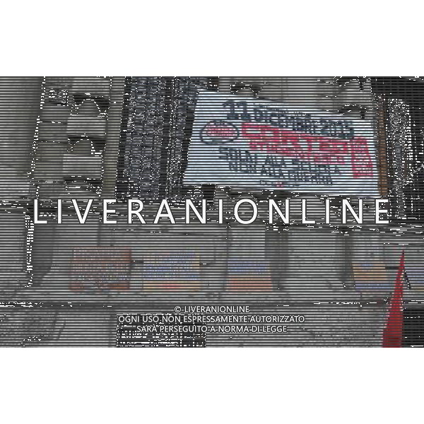 Prima della Scala di Milano Stagione 2015/2016 Milano - 07.12.2015 Nella Foto: striscioni dei manifestanti fuori la scala /Ph.Vitez-Ag. Aldo Liverani