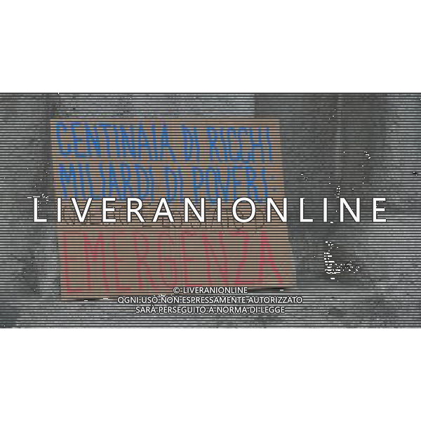 Prima della Scala di Milano Stagione 2015/2016 Milano - 07.12.2015 Nella Foto: striscioni dei manifestanti fuori la scala /Ph.Vitez-Ag. Aldo Liverani