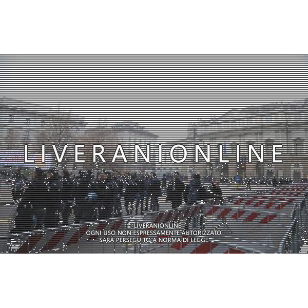 Prima della Scala di Milano Stagione 2015/2016 Milano - 07.12.2015 Nella Foto: polizia e carabinieri nel cordone di sicurezza /Ph.Vitez-Ag. Aldo Liverani