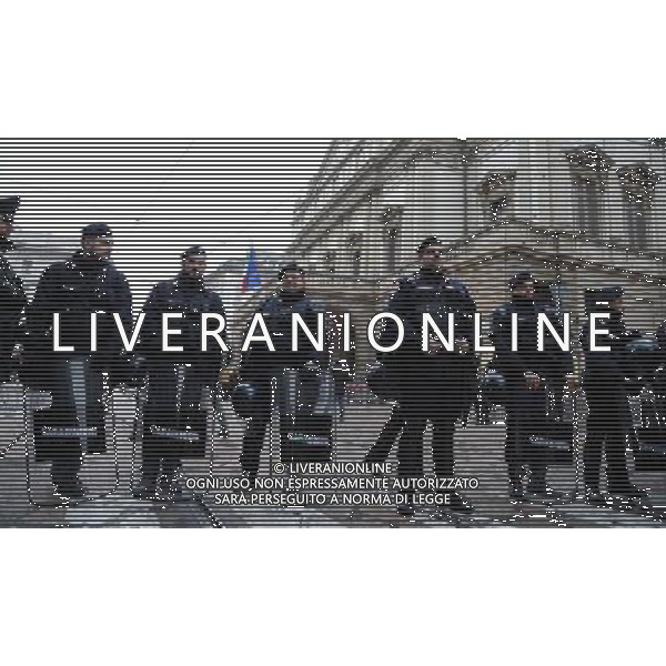 Prima della Scala di Milano Stagione 2015/2016 Milano - 07.12.2015 Nella Foto: polizia e carabinieri nel cordone di sicurezza /Ph.Vitez-Ag. Aldo Liverani