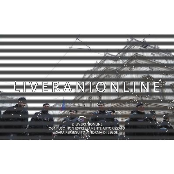 Prima della Scala di Milano Stagione 2015/2016 Milano - 07.12.2015 Nella Foto: polizia e carabinieri nel cordone di sicurezza /Ph.Vitez-Ag. Aldo Liverani