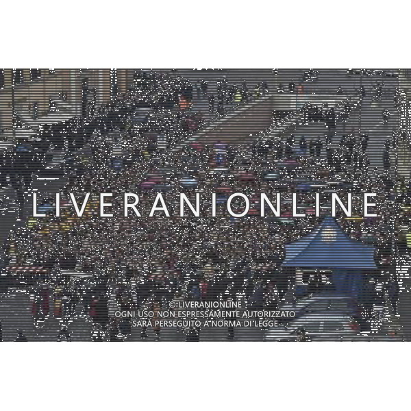 Santa Messa per l\'apertura del Giubileo straordinario della Misericordia presieduta Sua Santita\' Papa Francesco in Piazza San Pietro Citta\' del Vaticano Roma 08 dicembre 2015 nella foto i controlli per la sicurezza ©Corradetti / Agenzia Aldo Liverani Sas