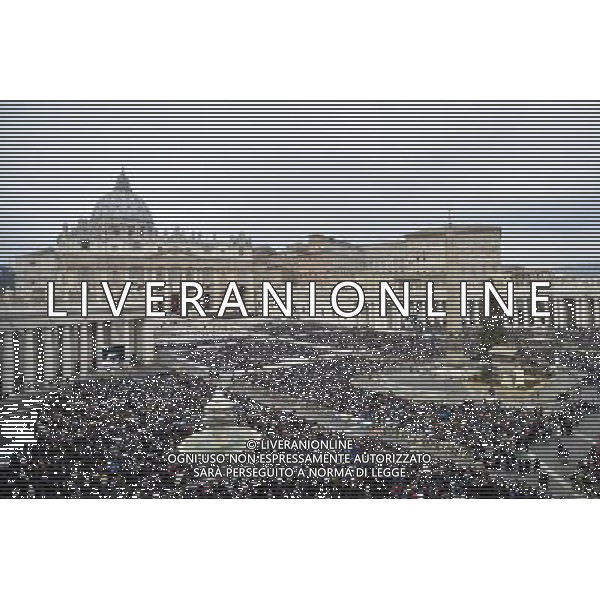 Santa Messa per l\'apertura del Giubileo straordinario della Misericordia presieduta Sua Santita\' Papa Francesco in Piazza San Pietro Citta\' del Vaticano Roma 08 dicembre 2015 nella foto veduta panoramica ©Corradetti / Agenzia Aldo Liverani Sas