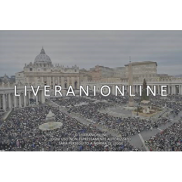 Santa Messa per l\'apertura del Giubileo straordinario della Misericordia presieduta Sua Santita\' Papa Francesco in Piazza San Pietro Citta\' del Vaticano Roma 08 dicembre 2015 nella foto veduta panoramica ©Corradetti / Agenzia Aldo Liverani Sas