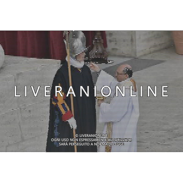 Santa Messa per l\'apertura del Giubileo straordinario della Misericordia presieduta Sua Santita\' Papa Francesco in Piazza San Pietro Citta\' del Vaticano Roma 08 dicembre 2015 nella foto L\'eucarestia alle guardie svizzere ©Corradetti / Agenzia Aldo Liverani Sas