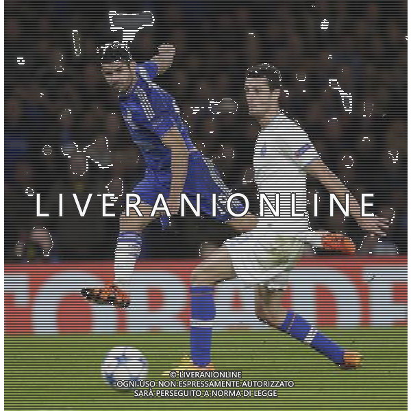 Chelsea\'s Diego Costa gets a long range shot away under pressure from FC Porto\'s Ivan Marcano Photographer Craig Mercer/CameraSport Football - UEFA Champions League Group G - Chelsea v FC Porto - Stamford Bridge - London - © CameraSport - 43 Linden Ave. Countesthorpe. Leicester. England. LE8 5PG - Tel: +44 (0) 116 277 4147 - admin@camerasport.com - www.camerasport.com/ AGENZIA ALDO LIVERANI SAS - ITALY ONLY EDITORIAL USE ONLY