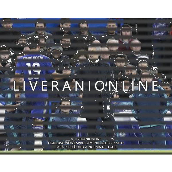 Chelsea\'s Diego Costa gets a handshake from Chelsea manager Jose Mourinho on his substitution off the pitch Photographer Craig Mercer/CameraSport Football - UEFA Champions League Group G - Chelsea v FC Porto - Stamford Bridge - London - © CameraSport - 43 Linden Ave. Countesthorpe. Leicester. England. LE8 5PG - Tel: +44 (0) 116 277 4147 - admin@camerasport.com - www.camerasport.com AG ALDO LIVERANI SAS ONLY ITALY
