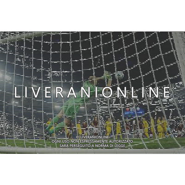 UEFA Champions League 2015/2016 Gruppo E - Roma 09.12.2015 - AS Roma vs Bate Borisov - nella foto: Sergei Chernik respinge una punizione di Miralem Pjanic / Ph Corradetti - AG. Aldo Liverani
