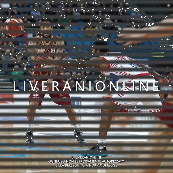 Lega Basket serie A, 11¡ giornata, Consultinvest Pesaro vs Umana Reyer Venezia, 13/12/2015, nella foto: CHRISTON SEMAJ, DURANTE UN PASSAGGIO, ©CLAUDIO ZAMAGNI/AGENZIA ALDO LIVERANI S.A.S.