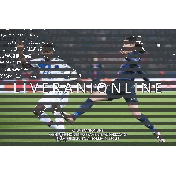 Mapou YANGA MBIWA / Edinson CAVANI - 13.12.2015 - PSG / Lyon - 18eme journee Ligue 1 Photo : Nolwenn Le Gouic / Icon Sport AG ALDO LIVERANI SAS ONLY ITALY