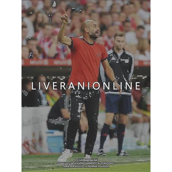 firo Fu§ball,Fussball, 04.08.2015 1. Bundesliga Saison 2015/2016 Testspiel, Vorbereitungsspiel, Audi Cup 2015, 2. Halbfinale, FC Bayern MŸnchen, Muenchen, FCB, AC Mailand, ganze Figur, Gestik, Trainer, Bayern, Pep Guardiola, $worldrightsEs gelten unsere AGB, einsehbar auf www.firosportphoto.de copyright by firo sportphoto: Coesfelder Str.207 48249 DŸlmen www.firosportphoto.de mail@firosportphoto.de (V o l k s b a n k B o c h u m - W i t t e n ) BLZ.: 430 601 29 Kt. Nr.: 341 117 100 Tel:Ê 02594 - 9916004 Fax:Ê02594 - 9916005 AG ALDO LIVERANI SAS