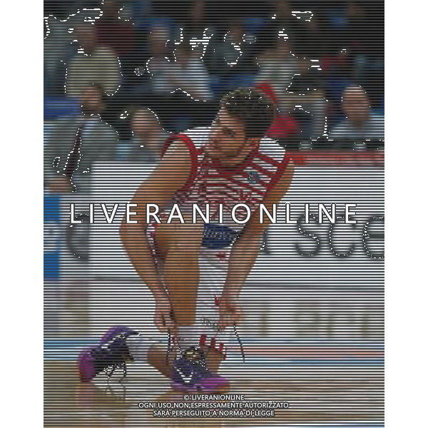 Lega Basket serie A, 11¡ giornata, Consultinvest Pesaro vs Umana Reyer Venezia, 13/12/2015, nella foto: MARCO CERON, SI ALLACCIA LA SCARPA, ©CLAUDIO ZAMAGNI/AGENZIA ALDO LIVERANI S.A.S.