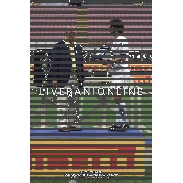 MILANO, 22-08-02 DFP/MARCO LUSSOSO INTER-ROMA (TROFEO PIRELLI) NELLA FOTO: LA PREMIAZIONE AG ALDO LIVERANI SAS